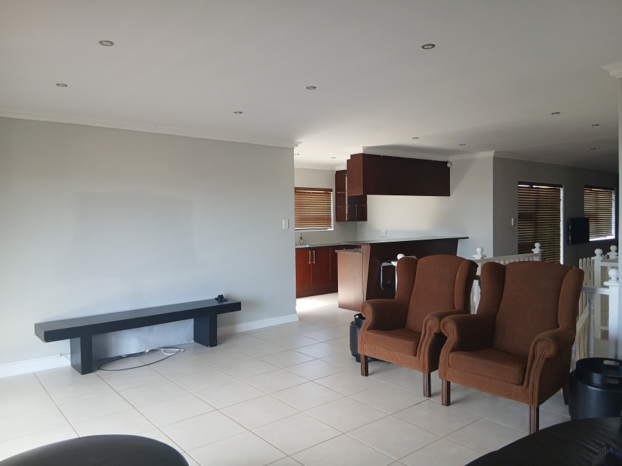 To Let 4 Bedroom Property for Rent in Wavecrest Eastern Cape